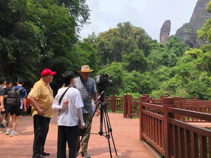 美国PBS电视台纪录片《走进东方文明的深处》摄制组到丹霞山取景拍摄