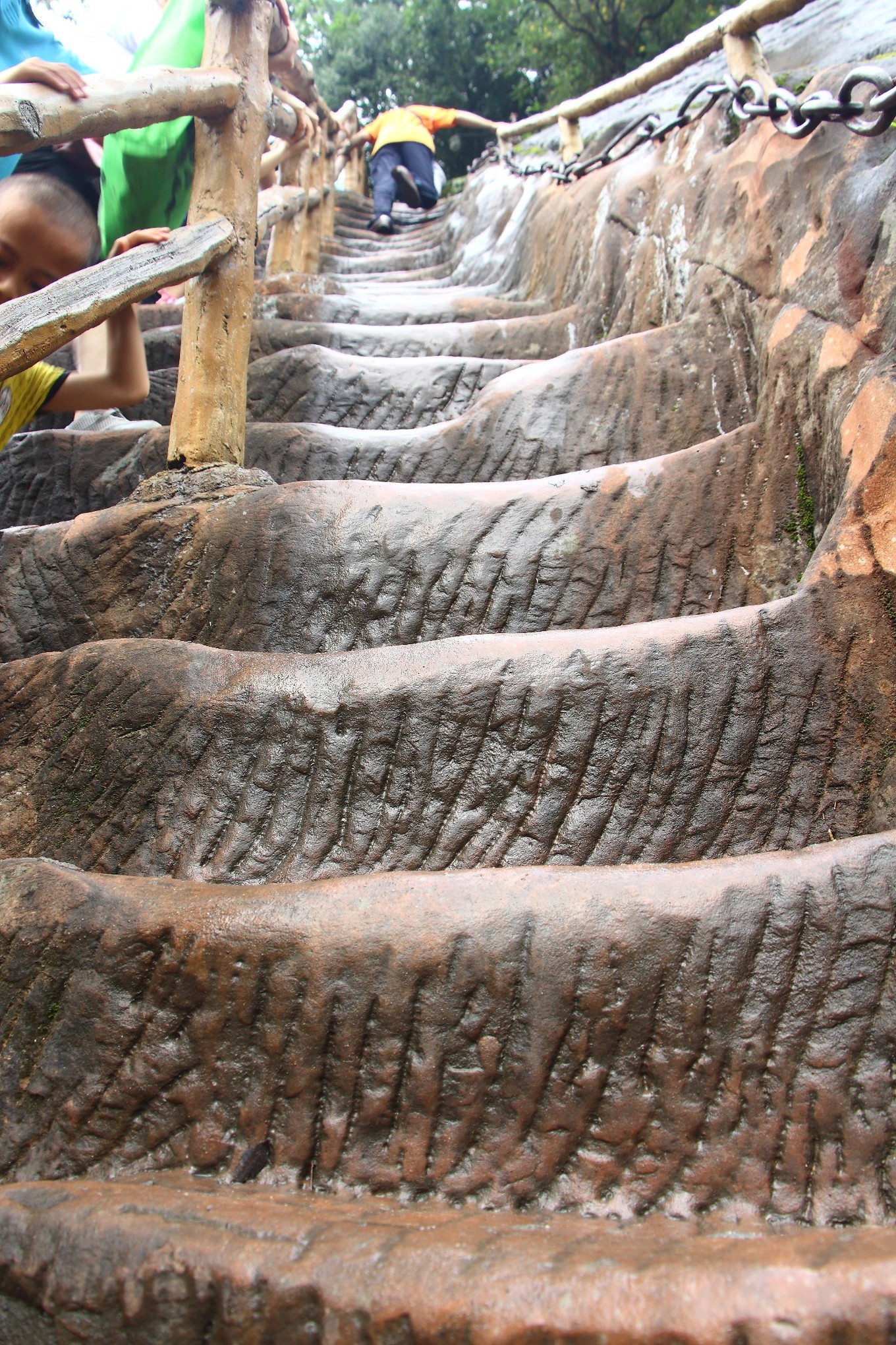 首页 旅游服务 景区介绍 丹霞风光  丹梯铁索两旁空旷,无任何依附的