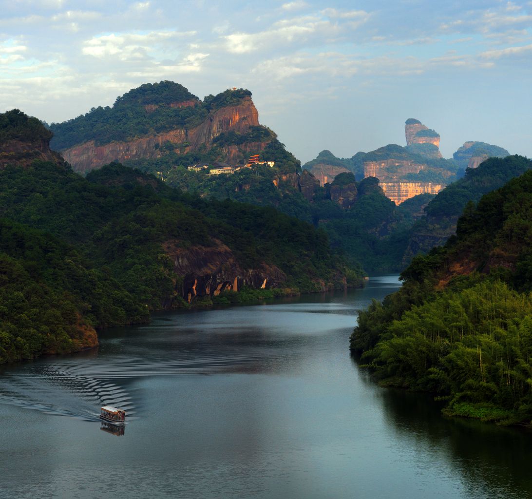 首页 旅游服务 景区介绍 丹霞风光  编者按:韶关丹霞山,以"色如渥丹