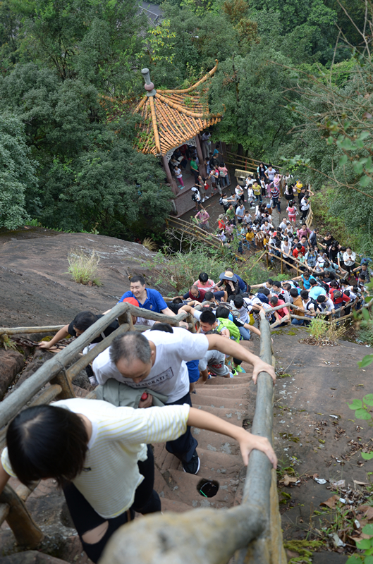 丹霞山旅游热度持续 家庭自驾游成主力